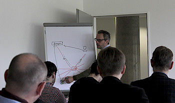 Matthias Eberl demonstriert den sichereren Weg von Informationen über einen VPN-Server