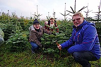 DJV Vorsitzender Knud Zilian (r.) schwingt die Axt, behilflich sind Sylvia Kuck, Vorsitzende OV Wiesbaden, und Umberto Biagioni, Vorsitzender OV Frankfurt. Foto: Hans Dieter Erlenbach