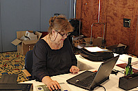 Brigitte Schwiertz unterstützt den Ablauf des Verbandstages im mobilen Büro.