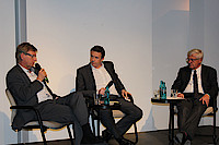 HNA-Redakteur Jörg Steinbach (Mitte) moderierte im Kasseler Presseclub eine Diskussion zur Zukunft der Zeitung zwischen dem DJV-Vorsitzenden Michael Konken (links) und Verleger Dirk Ippen. Foto: Scheerer-Maaß