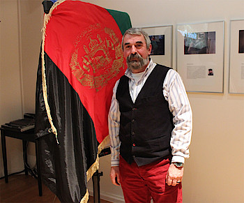 Wolfgang Minich hat die Flagge aus Afghanistan mitgebracht. Seit Dschingis Khans Zeiten änderte sie sich bereits dutzende Male. Foto: Sonja Lehnert