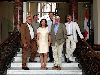 Gruppenbild mit Dame nach getaner Arbeit auf dem Treppenaufgang zur Hessischen Staatskanzlei: Neben Staatssekretärin Dr. Zsuzsa Breier v.l.n.r. Harro Menzel, Andreas Lang, Prof. Reiner Reichert, Hans Heinrich Matthiesen und Norbert Dörholt. Foto: Annika Schwab