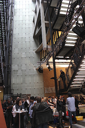 Auch futuristisch: Architektur des Veranstaltungsorts im Komed Haus, MediaPark Köln