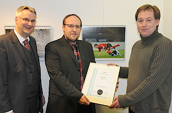 Preisverleihung des 1. Preises in der Kategorie Sport & Freizeit an Jan Hübner vor seinem ausgezeichneten Foto "Shoeless" (v.l.n.r.: Dr. Sven Matthiesen, Frankfurter Sparkasse, Jan Hübner, Fotograf und Axel Häsler, DJV). Foto: Wolfgang Kühner Preisverleihung des 1. Preises in der Kategorie Sport & Freizeit an Jan Hübner vor seinem ausgezeichneten Foto "Shoeless" (v.l.n.r.: Dr. Sven Matthiesen, Frankfurter Sparkasse, Jan Hübner, Fotograf und Axel Häsler, DJV). Foto: Wolfgang Kühner
