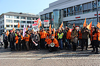 Im Anschluss an die Versammlung im Darmstädter Gewerkschaftshaus zogen die Streikenden weiter zum Luisenplatz, wo auch Bürgerinnen und Bürger auf die Streiksituation aufmerksam gemacht wurden. Foto: Sonja Lehnert
