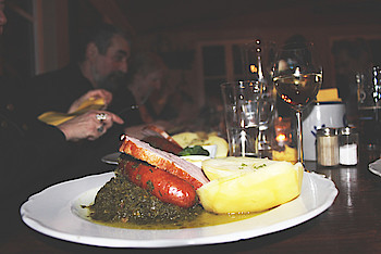 Grünkohl, Kartoffel, Kassler und Mettenden beim "Grünkohlessen" des Ortsverbands Frankfurt in der Gaststätte am Goetheturm. Foto: Sonja Lehnert
