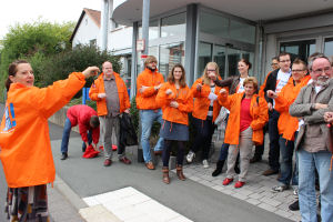 Betriebsratsvorsitzende Silke Pfeifer-Sternke läutet mit den Redakteurinnen und Redakteuren der Oberhessischen Presse die nächste Tarifrunde ein.Â©Sonja Lehnert