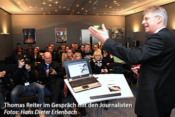 Thomas Reiter im Gespräch mit den Journalisten. Foto: Dieter Erlenbach